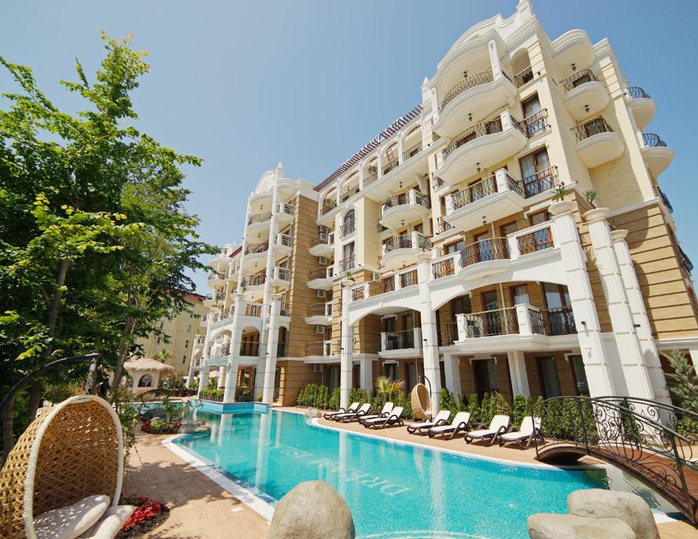 um hotel com piscina em frente a um edifício em Harmony Suites - Dream Island em Sunny Beach
