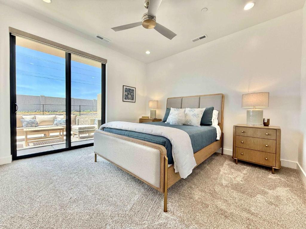 Ένα ή περισσότερα κρεβάτια σε δωμάτιο στο Luxury Desert Townhome in Kanab near Zion