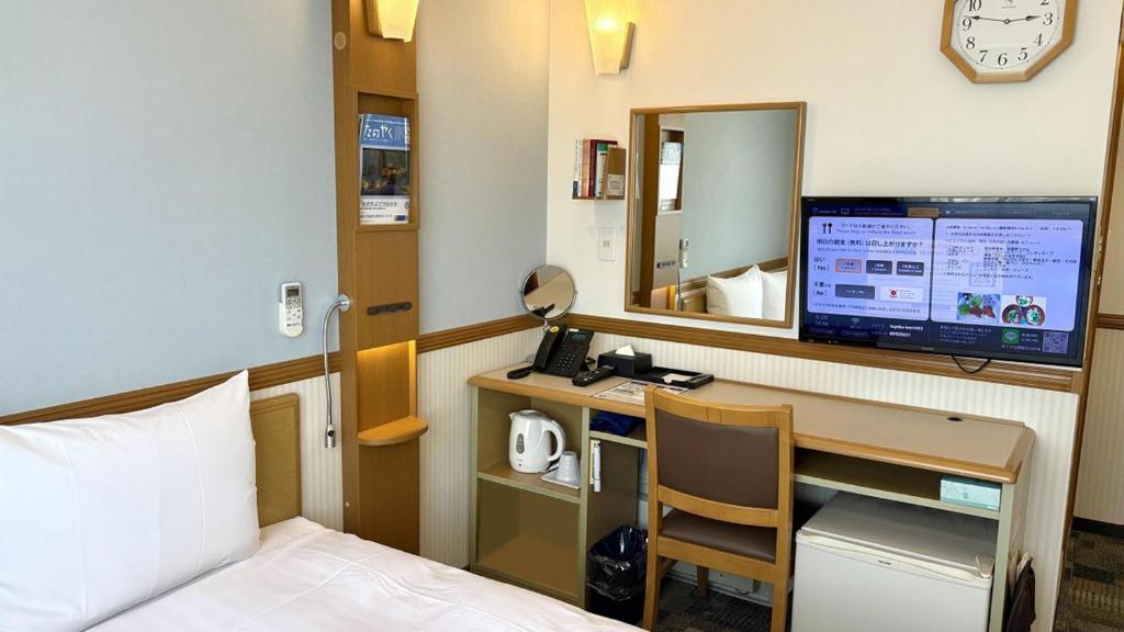 Postel nebo postele na pokoji v ubytování Toyoko Inn Wako-shi Ekimae