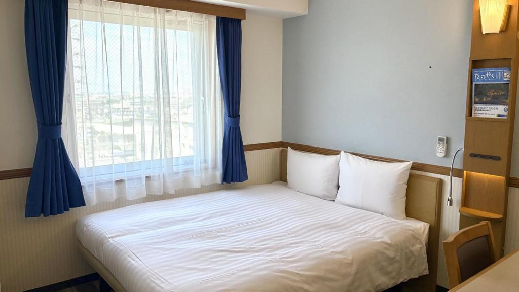 Postel nebo postele na pokoji v ubytování Toyoko Inn Wako-shi Ekimae