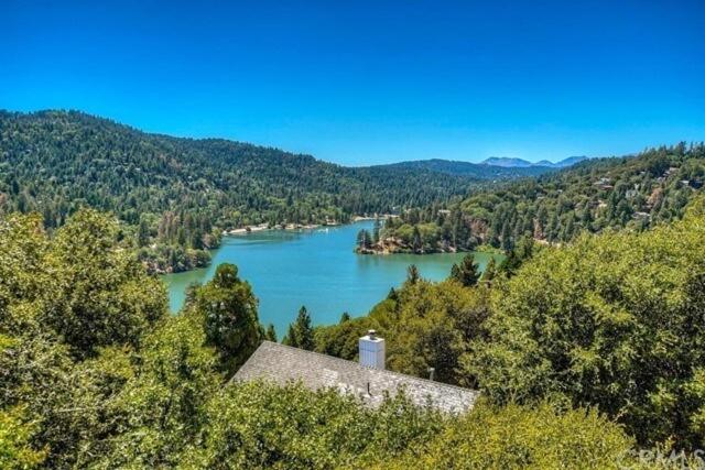 CrestlineBest View of the Lake! Huge Deck!的享有河流美景,拥有房屋和树木