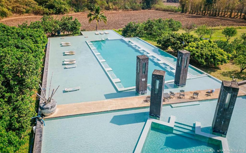 Bazén v ubytování Avartarn Miracles Hotel nebo v jeho okolí