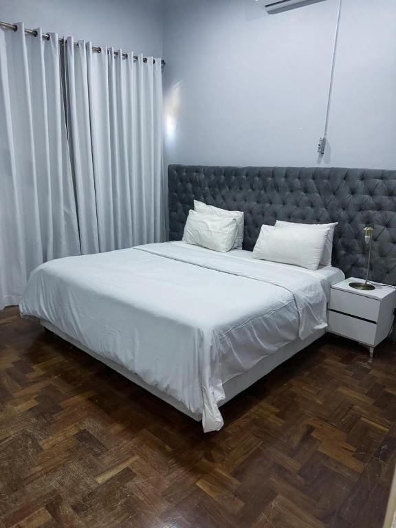 Postel nebo postele na pokoji v ubytování Tsitsi Sea Side