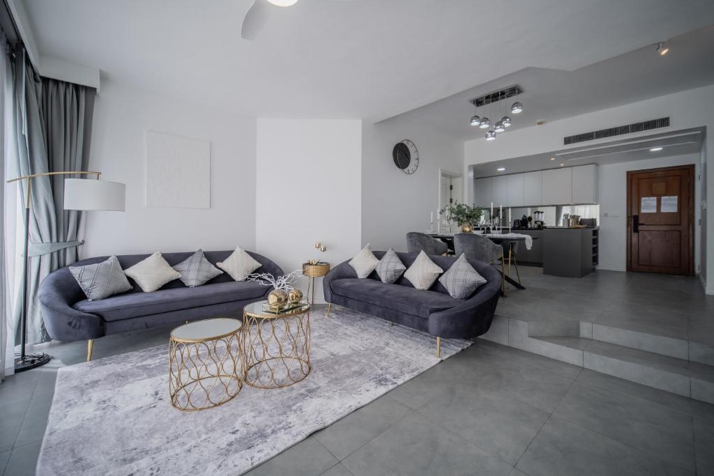 un salon avec deux canapés et une table dans l'établissement ALLAMANDA by MAKE IT HOME, à Laguna Phuket