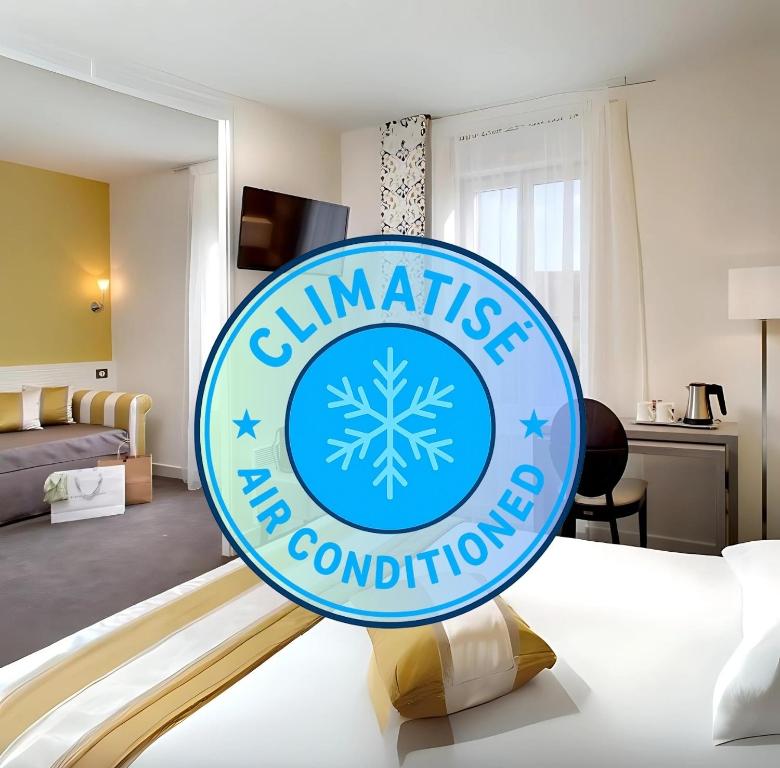 un panneau pour l'hôtel clarinars dans une chambre d'hôtel dans l'établissement HOTEL ARVERNA VICHY - ClT'HOTEL, à Vichy