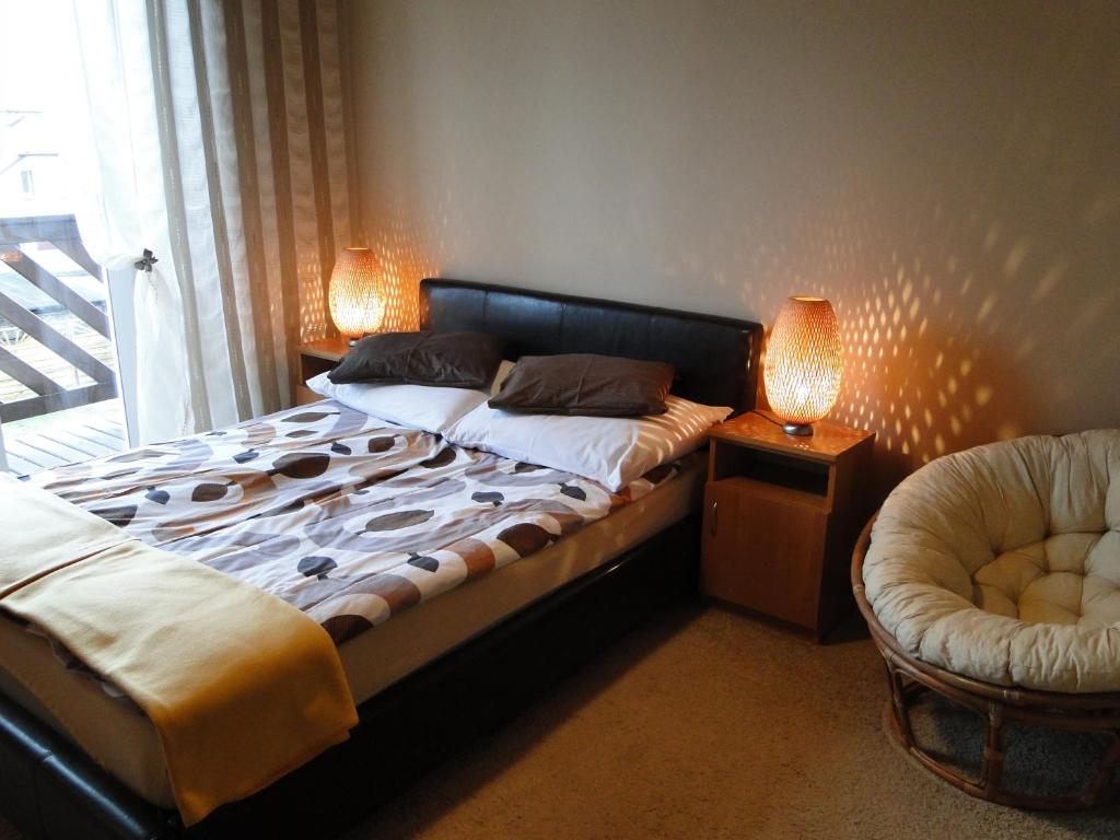 ブワディスワボボにあるKwatera prywatna Hannaのベッドルーム(大型ベッド1台、椅子付)