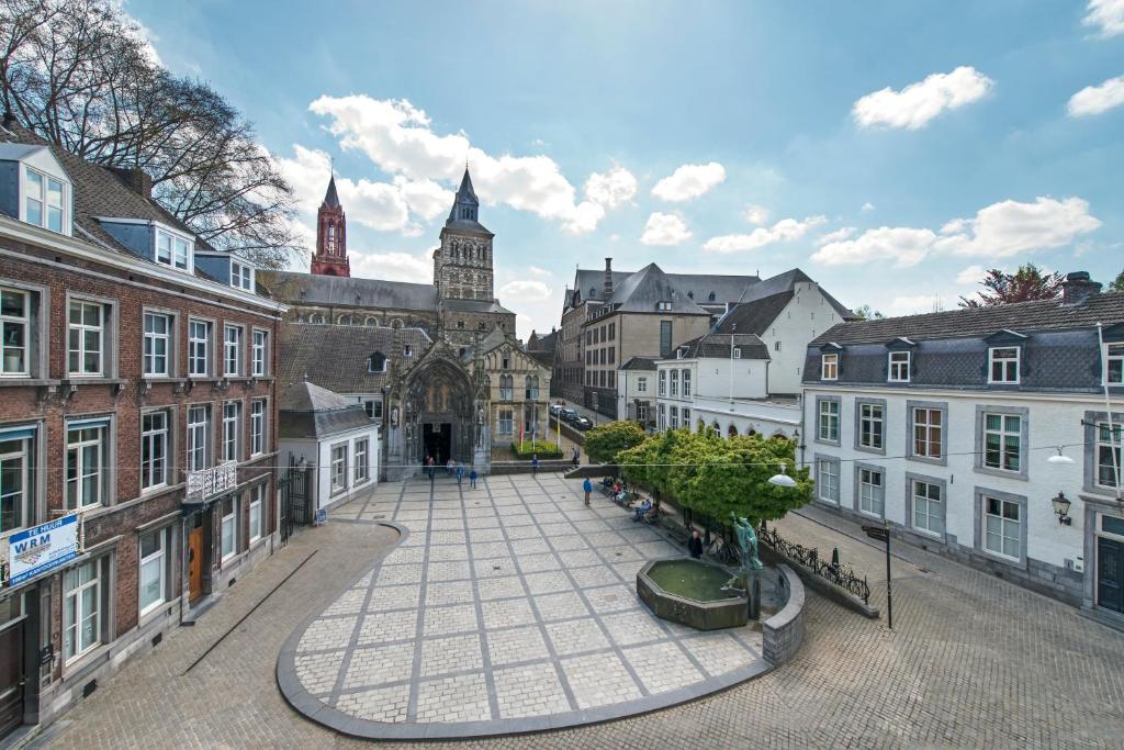 uma rua vazia numa cidade com uma igreja em B&B De Hofnar Maastricht em Maastricht