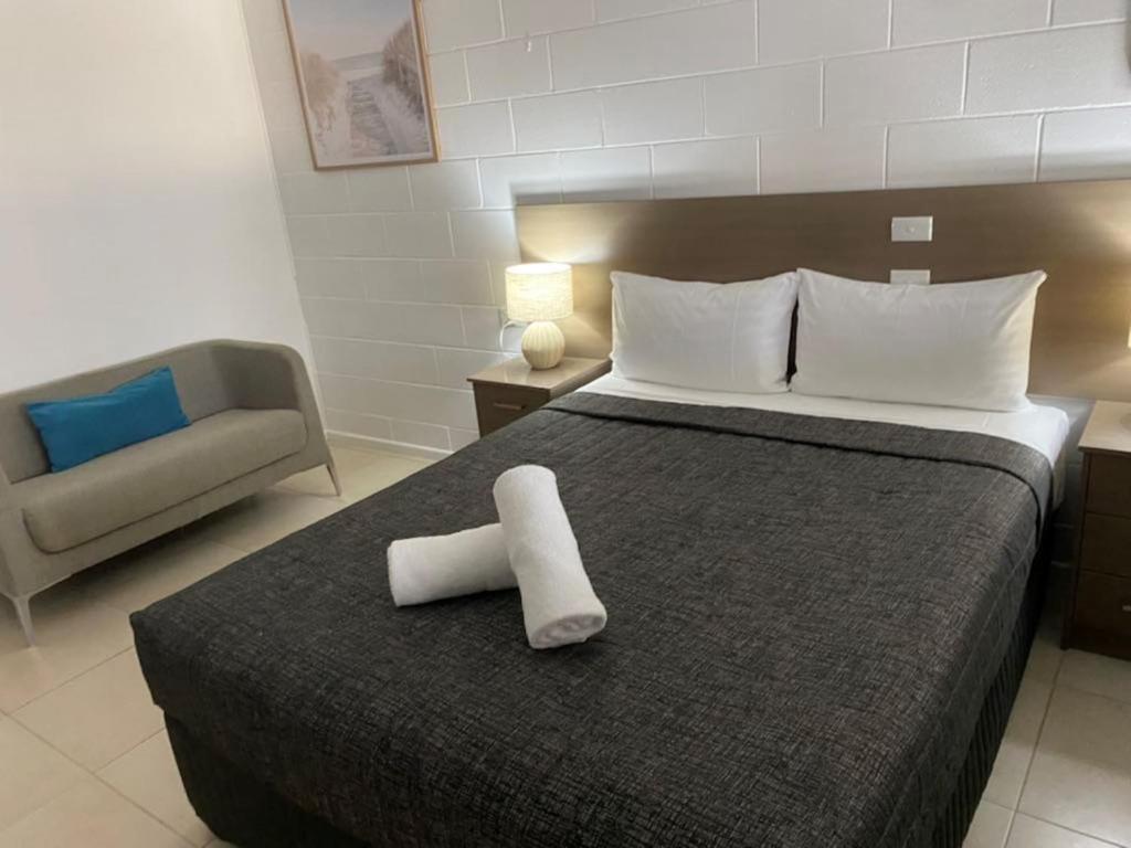 Postel nebo postele na pokoji v ubytování Moffat Beach Motel Caloundra