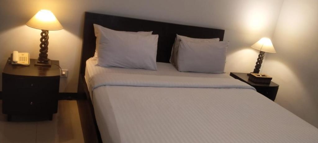 Postel nebo postele na pokoji v ubytování The Radiant Hotel