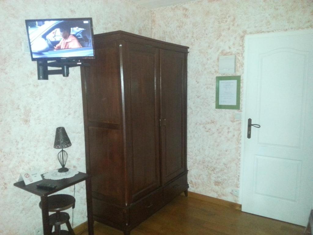 TV a/nebo společenská místnost v ubytování Chambres d'Hôtes Domaine d'En Baleux