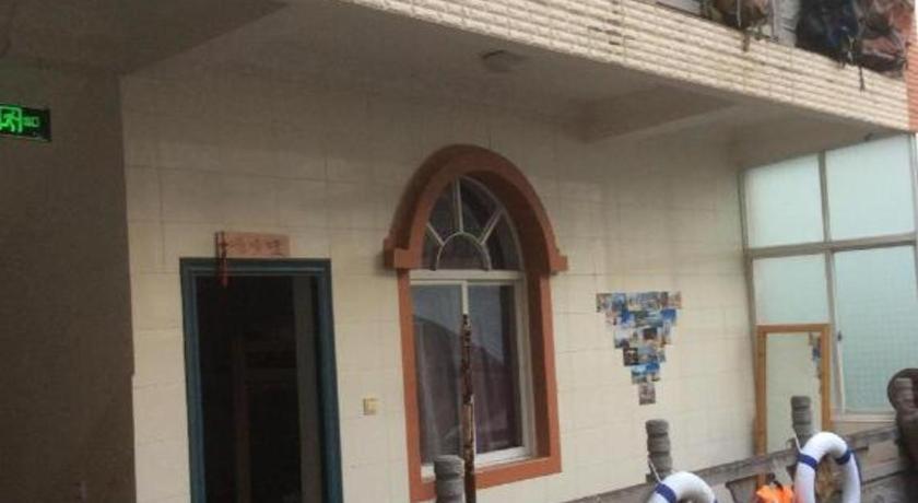 ein Gebäude mit einem Fenster an der Seite in der Unterkunft Beret B & B in Tengchong