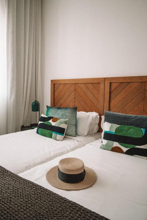 Postel nebo postele na pokoji v ubytování Mythic Suites & Villas by MJ Holidays