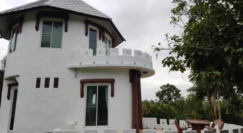 ein weißes Gebäude mit einem Balkon darauf in der Unterkunft Banrai Pornsawun in Na Khun Saen