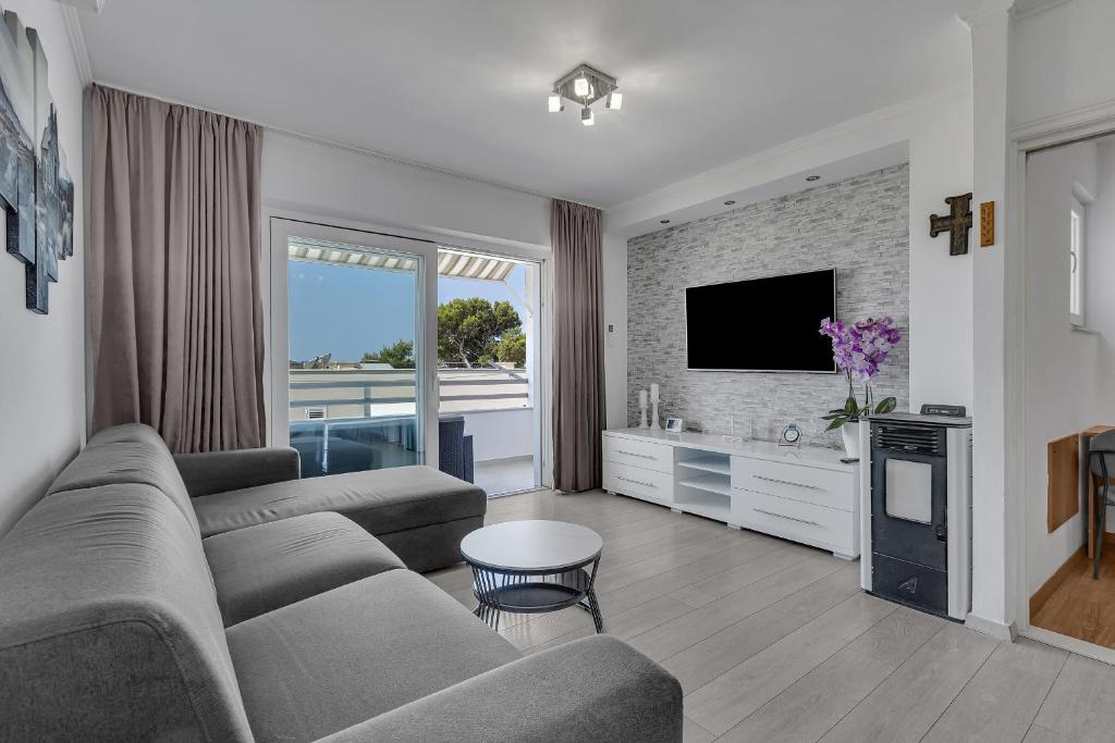Televízia a/alebo spoločenská miestnosť v ubytovaní Apartment San Marino