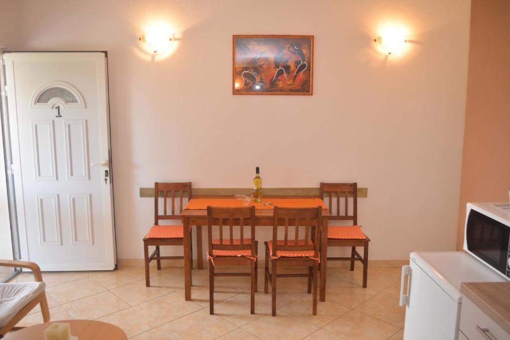 Televízia a/alebo spoločenská miestnosť v ubytovaní Apartments Salamun