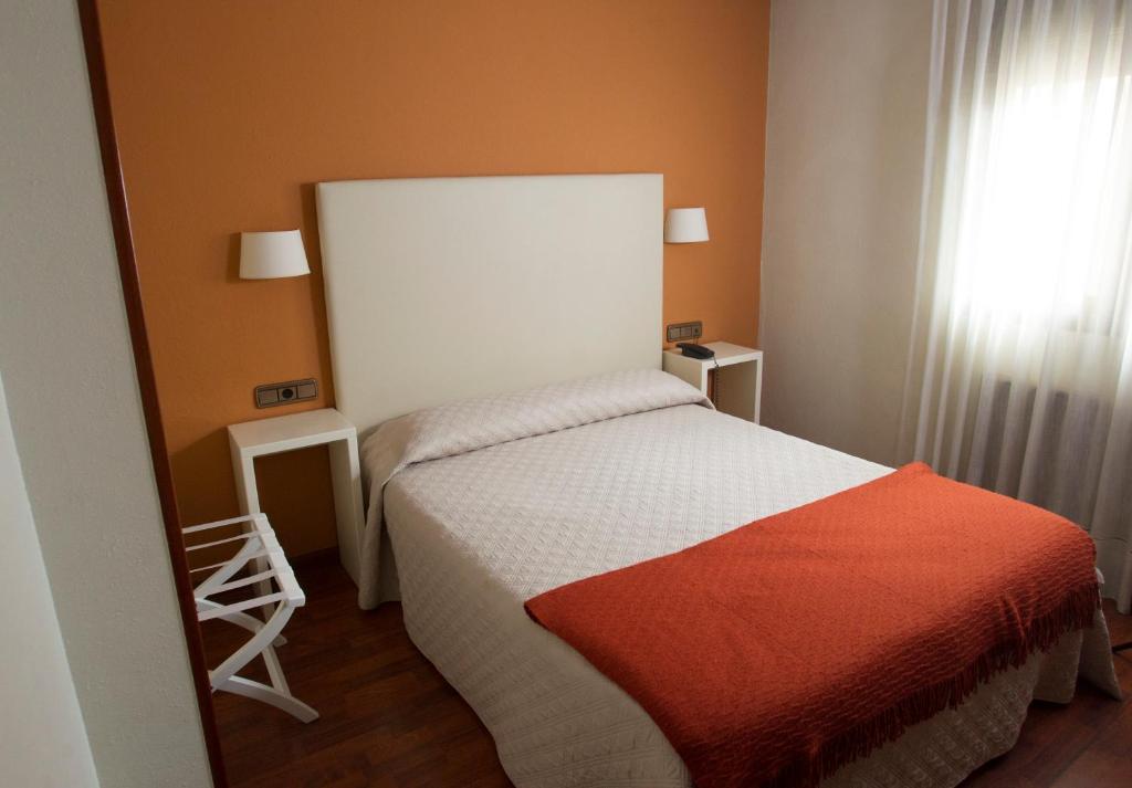A bed or beds in a room at Hotel Ovetense