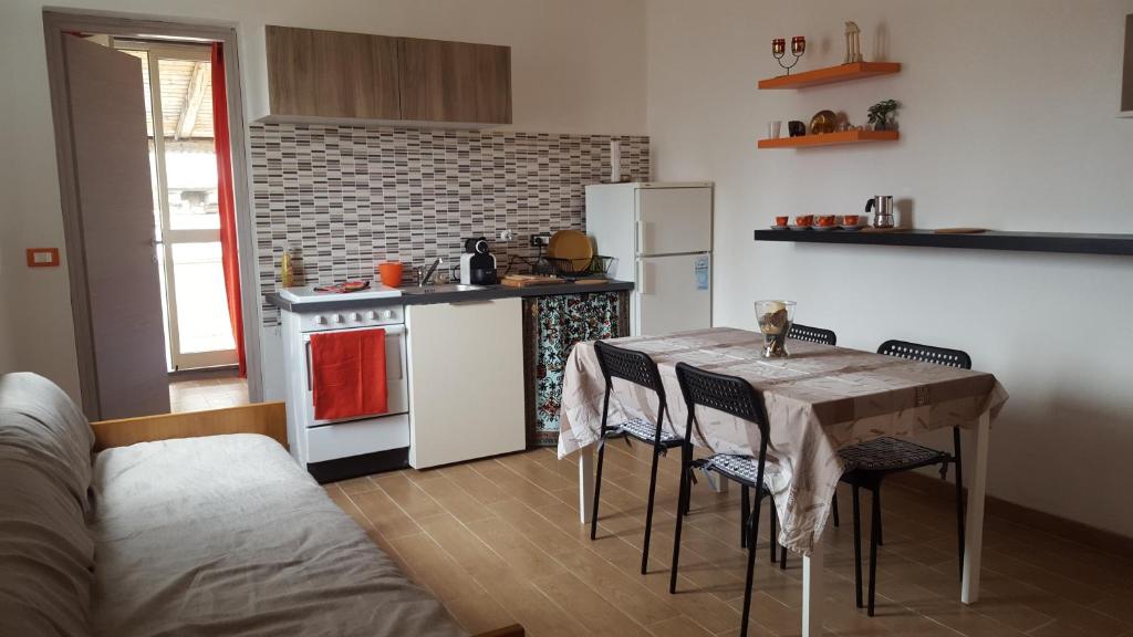 eine Küche mit einem Tisch und Stühlen in der Unterkunft Dantes Home in Catania