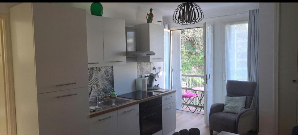 a kitchen with a sink and a counter top at Grand studio Sophie rénové avec goût Wi-Fi balcon parking 50m des cures in Amélie-les-Bains-Palalda