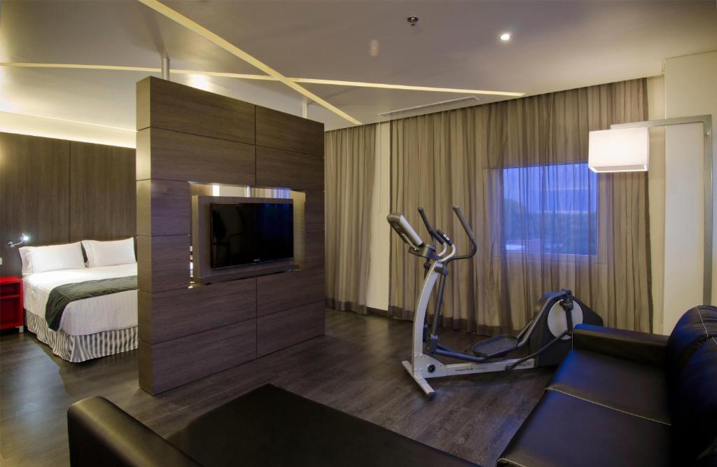 Fitness centrum a/nebo fitness zařízení v ubytování Ramada Encore by Wyndham Guadalajara Sur