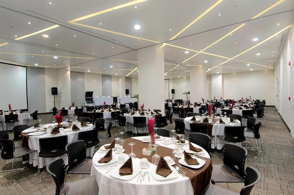 Restaurace v ubytování Ramada Encore by Wyndham Guadalajara Sur