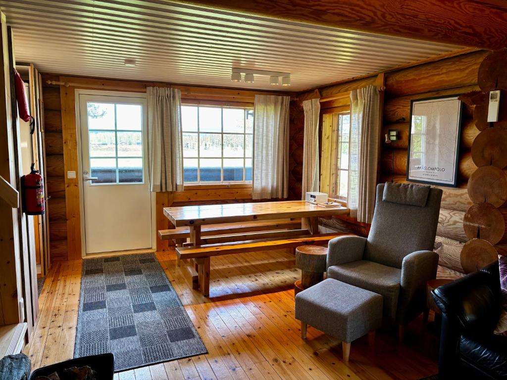 Posezení v ubytování Ruska 2, Ylläs, Äkäslompolo, Lapland - Log Cabin with Lake and Fell Scenery