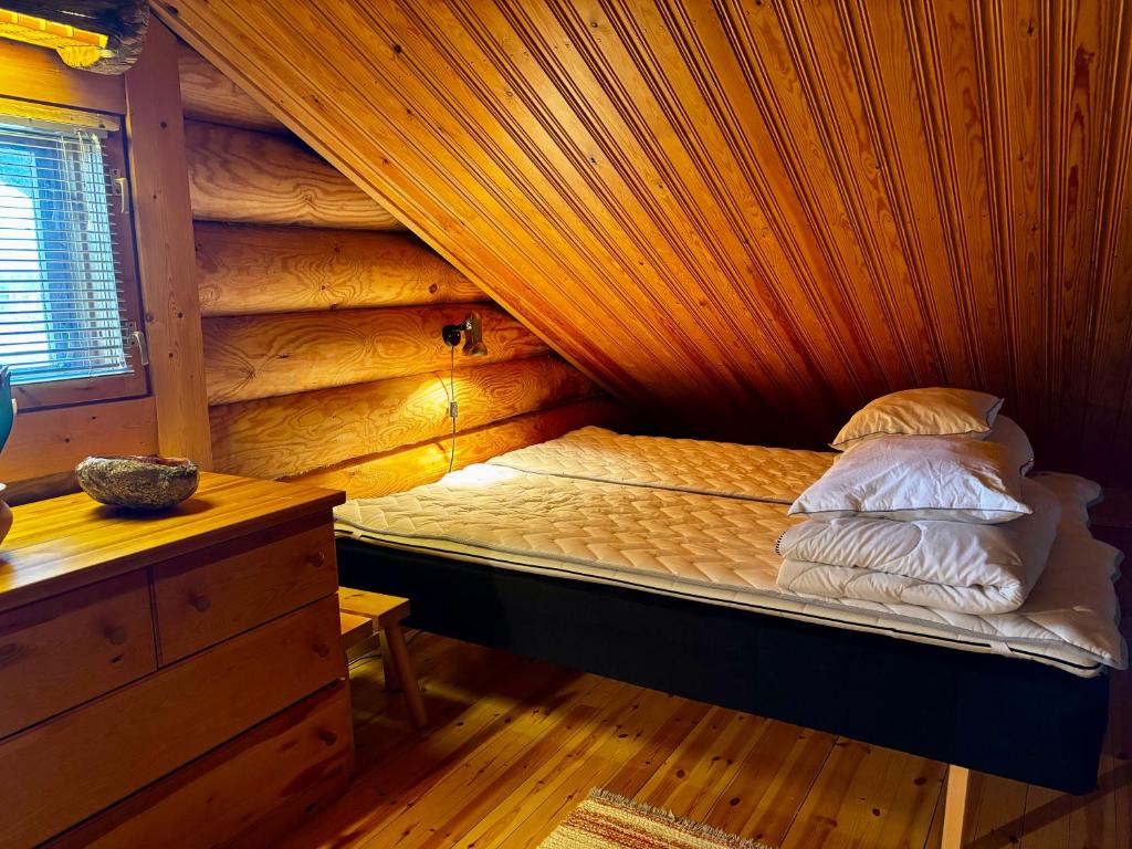 Postel nebo postele na pokoji v ubytování Ruska 2, Ylläs, Äkäslompolo, Lapland - Log Cabin with Lake and Fell Scenery