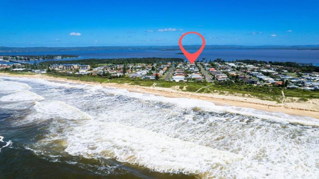 - une vue sur la plage avec un marqueur rouge dans l'établissement Sea Spray- Private Pool, Beach, Table Tennis, à Entrance