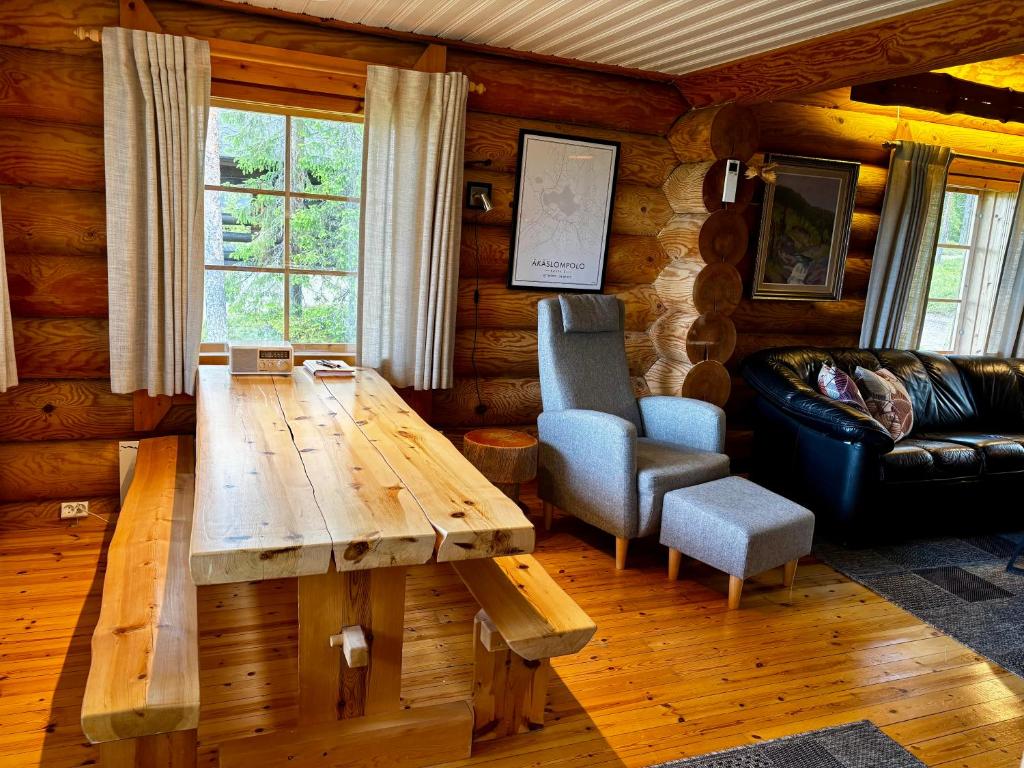 Posezení v ubytování Ruska 2, Ylläs, Äkäslompolo, Lapland - Log Cabin with Lake and Fell Scenery