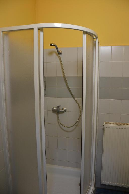 Koupelna v ubytování Hostel Bernarda Bolzana