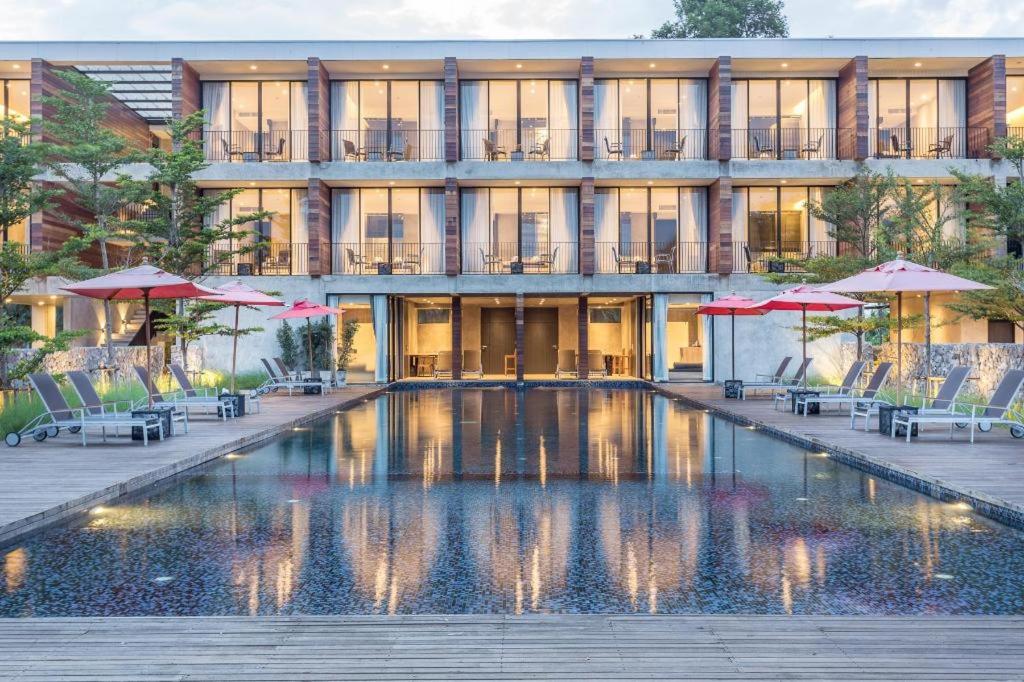 ein Hotel mit einem Pool vor einem Gebäude in der Unterkunft Lipda Resort in Ban Nong Hin