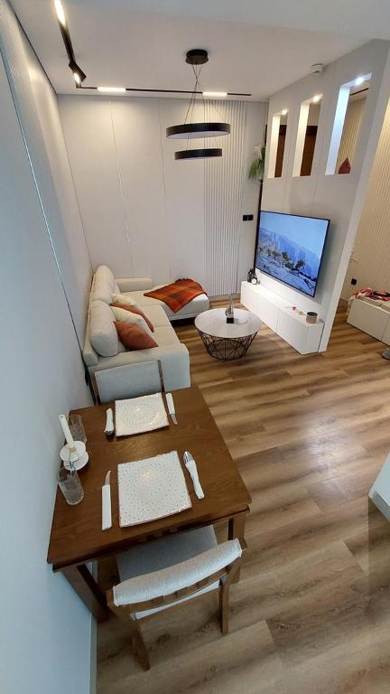 TV a/nebo společenská místnost v ubytování Luxury 1BHK with Balcony - Muscat Hills