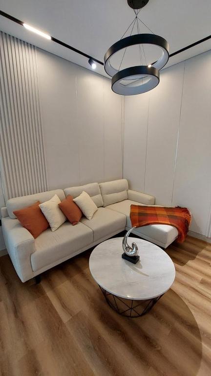 Posezení v ubytování Luxury 1BHK with Balcony - Muscat Hills