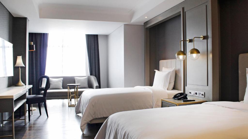 Postel nebo postele na pokoji v ubytování Goodrich Suites, Jakarta
