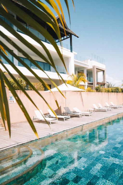 Bazén v ubytování Mythic Suites & Villas by MJ Holidays nebo v jeho okolí