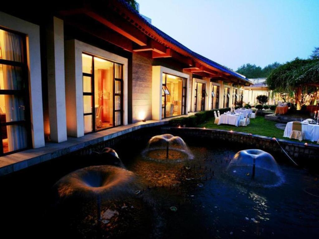 ein Schwimmbad vor einem Gebäude in der Unterkunft Jin Jiang Nanjing Hotel in Nanjing