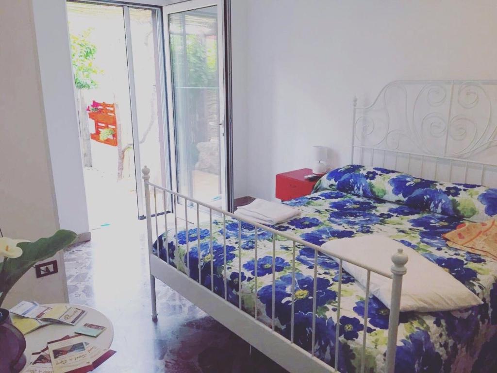 una camera con letto e finestra di B&B SanteBice a Polignano a Mare