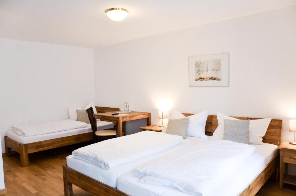 Postel nebo postele na pokoji v ubytování Hotel Blaue Traube