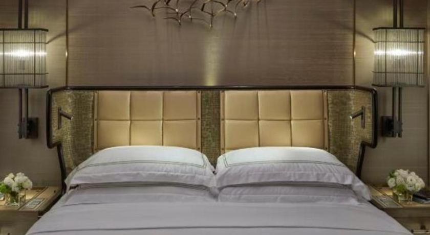 The Landmark Mandarin Oriental Hong Kong客房内的一张或多张床位