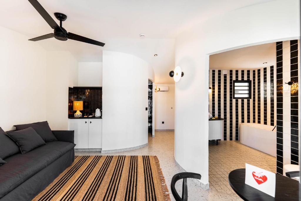 TV a/nebo společenská místnost v ubytování Doudou Hôtel