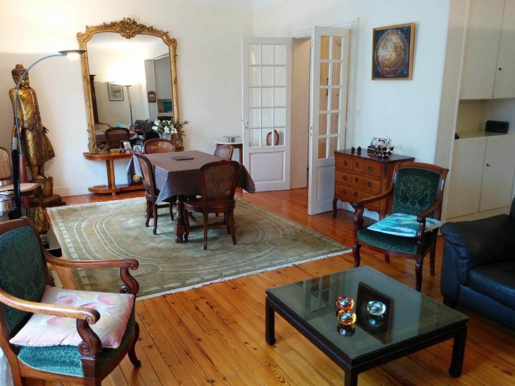 a living room with a table and chairs at Le California in Biarritz