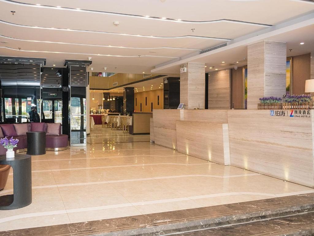 Vstupní hala nebo recepce v ubytování Zmax Hotel·Yantai Shimao Binhai Plaza