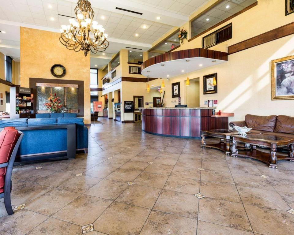 un hall avec des canapés et un bar dans un hôpital dans l'établissement Comfort Suites near NASA - Clear Lake, à Webster