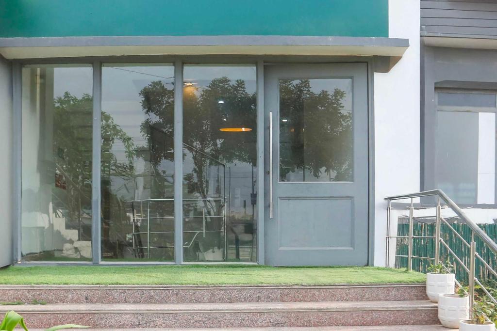 Exteriér nebo vchod ubytování Collection O Sector 64 Near WorldMark Gurugram