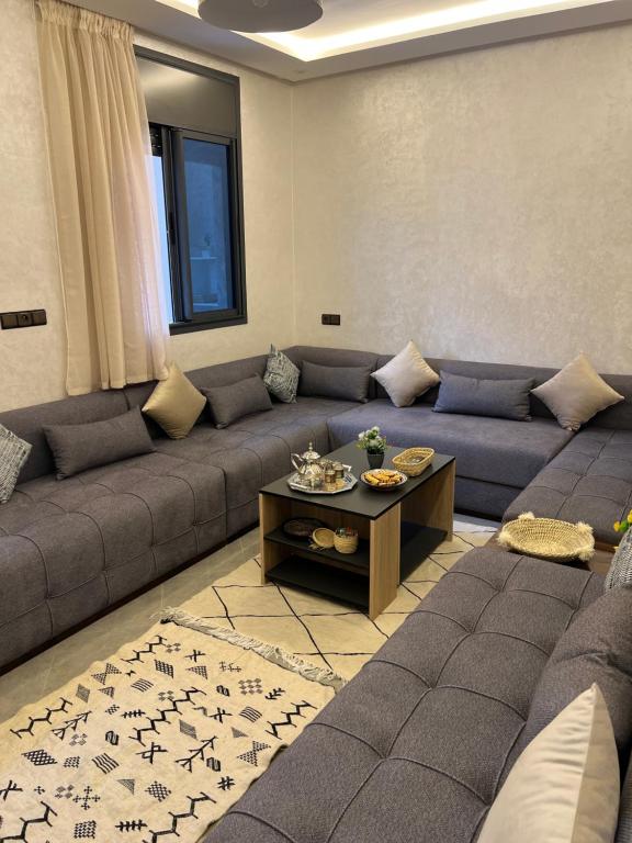 un soggiorno con un divano e un tavolino da caffè di Beldi Chic à Sidi Ifni Confort Premium a Sidi Ifni