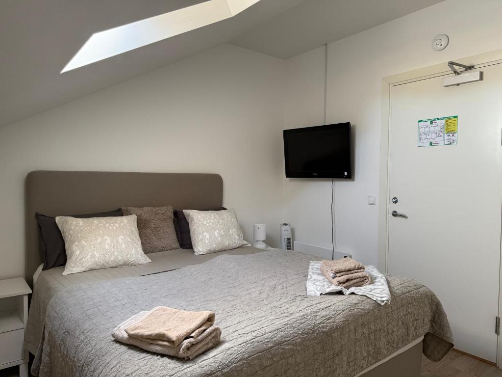 una camera da letto con un letto con due asciugamani sopra di Pizza House Bed Simrishamn a Simrishamn