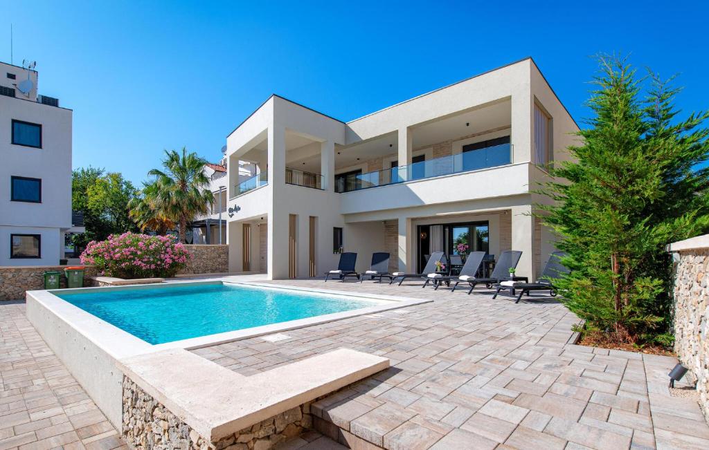 una villa con piscina y una casa en Beautiful Home In Srima, en Srima