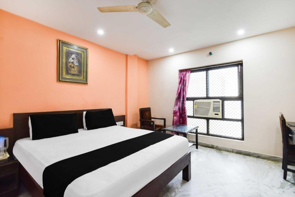 a bedroom with a large bed and a window at Townhouse Secunderabad Near Railway Station Formerly Hotel Brahma in Hyderabad