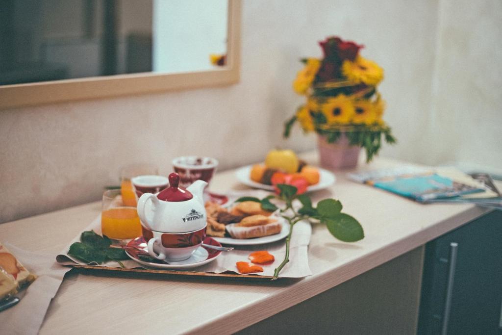 una mesa con un plato de desayuno de comida en ella en Albergo della Posta en Taverna