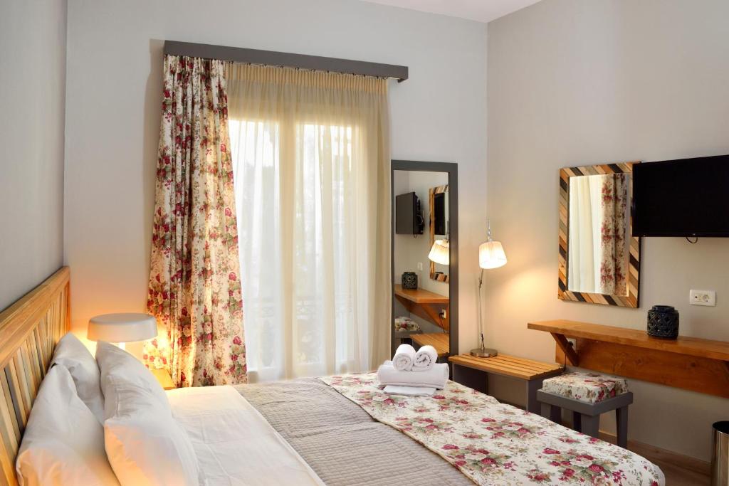 Un dormitorio con una cama grande y una ventana en Elia Dorotheou en La Canea