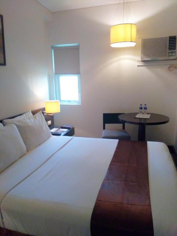 Postel nebo postele na pokoji v ubytování CityState Tower Hotel